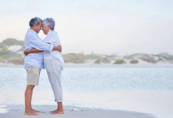 高级夫妇退休海滩假期旅行假期海拥抱爱护理上了年纪的人快乐婚姻亲密的拥抱浪漫的的关系放松海洋户外