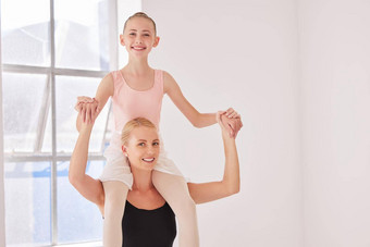 肖像芭蕾舞老师携带女孩学生微笑跳舞教室工作室女人年轻的芭蕾舞女演员有趣的学习培训实践跳舞剧院
