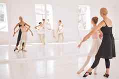 芭蕾舞学生老师跳舞工作室培训动机支持镜子女孩舞者有创意的学校跳舞中心孩子们学习优雅的艺术