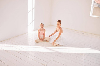 肖像快乐芭蕾舞老师学生跳舞工作室微笑打破实践培训教室有创意的女孩舞者女人专业芭蕾舞女演员跳舞教训