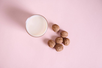 生活生素食主义者牛奶替代乳糖免费的喝有机有益健康的核桃粉红色的背景