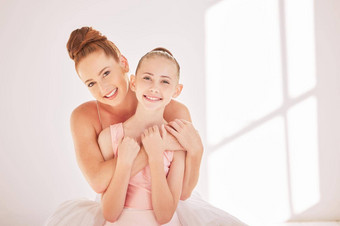 肖像芭蕾舞老师孩子拥抱工作室快乐微笑支持培训快乐女人女孩学习跳舞有创意的剧院艺术实践教训培训