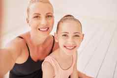 家庭跳舞芭蕾舞妈妈。年轻的女儿采取自拍跳舞工作室执行艺术肖像孩子芭蕾舞女演员父培训独奏会显示