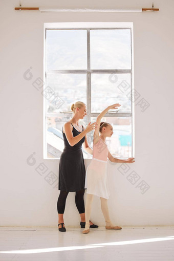 芭蕾舞学生教学教练<strong>跳舞</strong>类孩子们艺术学校训练学习专业工作室窗口女孩舞者<strong>培训</strong>伸展运动身体支持老师