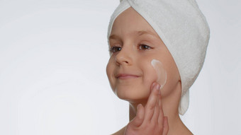 可爱的年轻的孩子女孩应用清洗保湿脸奶油<strong>护肤品</strong>自然噪音化妆品