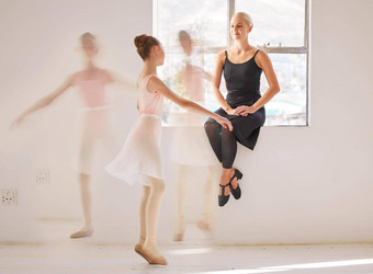 芭蕾舞学生老师跳舞工作室培训动机支持剧院女孩舞者有创意的学校跳舞中心孩子学习优雅的艺术芭蕾舞女演员移动
