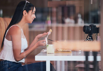 相机流媒体食物影响者社会媒体餐审查内容创造者市场营销博客沟通快乐有创意的博主女人播客摄影师广告咖啡馆餐厅