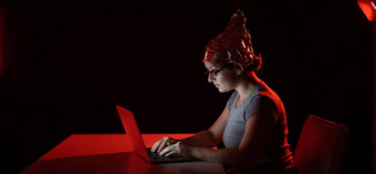 偏执高加索人女人打字电脑穿锡纸帽阴谋理论