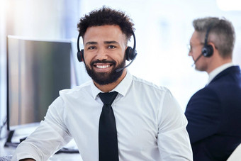 调用中心办公室联系商人客户支持快乐微笑工作场所肖像电话销售员工工作沟通业务工作科技