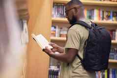 教育学生书图书馆大学大学学校阅读研究奖学金学习研究知识黑色的男人。打印书架子上背包