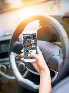 目的地手女人手机全球定位系统(gps)系统开车车