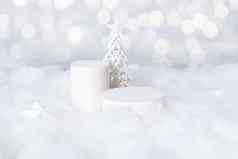 领奖台mok-up化妆品雪圣诞节树散景背景