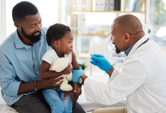 孩子医生儿科医生疫苗医疗保健设施孩子病人父亲疫苗接种孩子们家庭医院诊所医疗顾问工作女孩健康的
