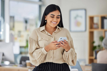 业务女人电话数字市场营销社会媒体互联网策略网络客户微笑快乐成功员工有创意的工人移动关键绩效指标规划时间表