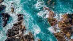 石头绿松石波海泡沫海洋海岸线木头葡萄牙空中无人机照片
