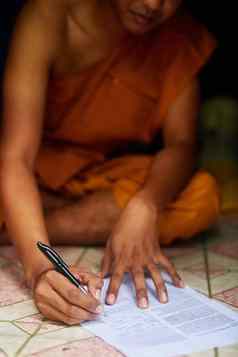 僧侣保险无法辨认的佛教和尚填充形式坐着门口首页