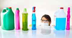 艰难的选择视线年轻的女人计数器瓶洗涤剂
