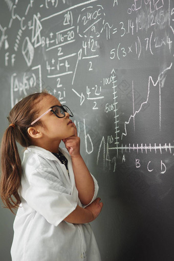 妍天才在学业上有天赋的年轻的女孩解决数学方程