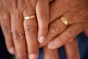 支持信任爱高级结婚了夫妇手环爱年特写镜头成熟的情人触碰显示感情同情护理