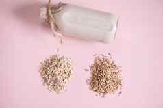 平躺堆燕麦燕麦oat-flakes瓶植物基于有机健康的素食主义者有益健康的牛奶粉红色的表面