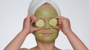美丽的微笑孩子女孩孩子毛巾头应用清洗保湿绿色面具脸