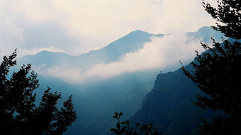 oropa比耶拉意大利7月<strong>山</strong>峰高<strong>山山雾</strong>夏天晚上《暮光之城》高<strong>山</strong>景观<strong>雾</strong>