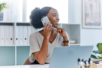 企业黑色的女人智能<strong>手机电</strong>话调用办公室会说话的公司经理公司成功快乐业务女人女孩老板数字移动沟通管理