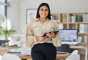 肖像快乐业务女人数字平板电脑企业办公室企业家微笑动机自信达到目标目标成功专业职业生涯公司