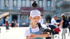 威尼斯意大利7月视图快乐孩子女孩旅游持有鸽子喂养玩有趣的广场三马可马克的教堂夏天一天