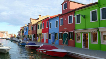 威尼斯burano意大利7月色彩斑斓的体系结构岛burano色彩斑斓的房子船小运河