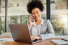 业务女人工作移动PC办公室谈话电话会说话的人智能手机工作快乐企业工人员工经理阅读电子邮件市场营销公司