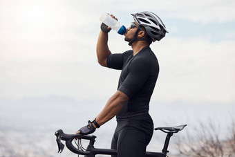 体育男人。自行车喝水瓶健身培训锻炼天空模型背景健康的专业运动员骑自行车的人自行车骑自行车有氧运动锻炼自然