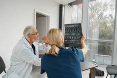 团队医生讨论结果x射线核磁共振扫描病人的脊柱医学办公室诊所