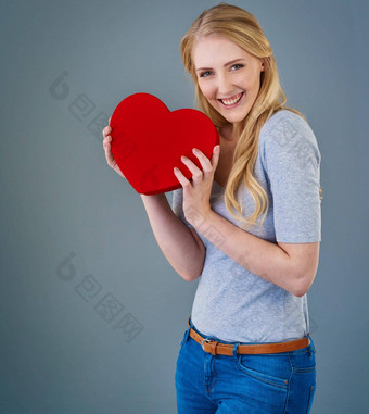 什么内部心形状的盒子裁剪工作室拍摄年轻的女人持有红色的心形的盒子