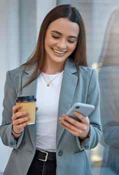 业务女人沟通电话社会媒体应用程序网络互联网技术咖啡杯打破启动公司快乐微笑内容办公室工人阅读有趣的移动通知