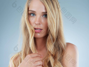 美丽的头发赞美美丽的脸工作室肖像美丽的年轻的金发女郎女人摆姿势蓝色的背景