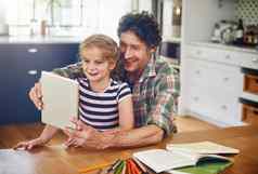 学习在线父亲帮助女儿完整的家庭作业数字平板电脑