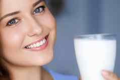 快乐年轻的女人玻璃牛奶蛋白质牛奶摇健康的鸡尾酒喝饮食健康