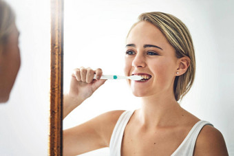 更<strong>健康</strong>的更漂亮微笑肖像有吸引力的年轻的女人<strong>刷牙</strong>牙齿浴室