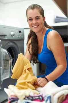 排序洗衣肖像年轻的女人忙洗衣洗机