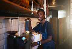 新鲜挤压汁未来年轻的男人。榨汁机咖啡商店