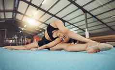 肖像锻炼健身健康女人健身房伸展运动培训灵活的女孩体操锻炼瑜伽普拉提培训动机健康健康的体育运动生活方式