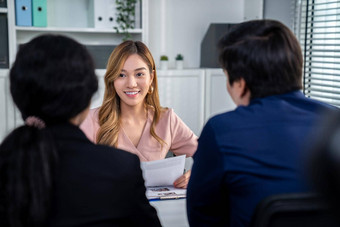 年轻的女亚洲候选人留下深刻印象面试官主管