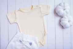 黄色的婴儿紧身衣裤模型标志文本设计木背景南瓜前视图