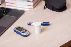 glucometer桌子上生活方式人糖尿病测量水平葡萄糖血时间