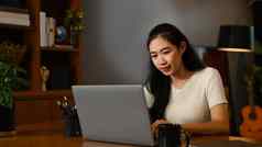 集中年轻的女人看在线讲座研究在线移动PC教育电子学习距离培训
