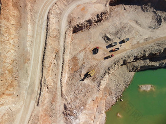 空中视图工业露天矿业采石场很多机械工作提取通量金属行业椭圆形矿业工业火山口酸我的排水岩石