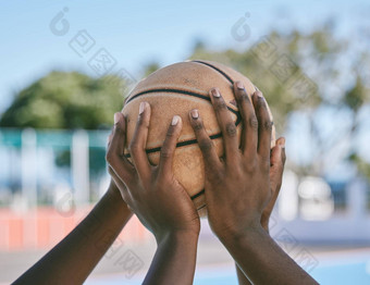 团队合作支持手持有篮球开始<strong>体育</strong>竞争游戏联盟匹配黑色的社区运动员玩培训竞争户外法院好<strong>体育精神</strong>