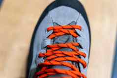 鞋花边关闭明亮的橙色鞋带山靴子