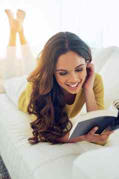 好书首页年轻的女人阅读书放松首页